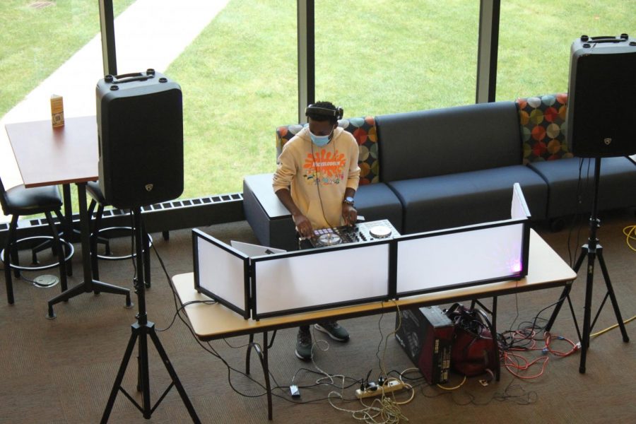 DJ Yinka plays musing in the Lincoln Commons